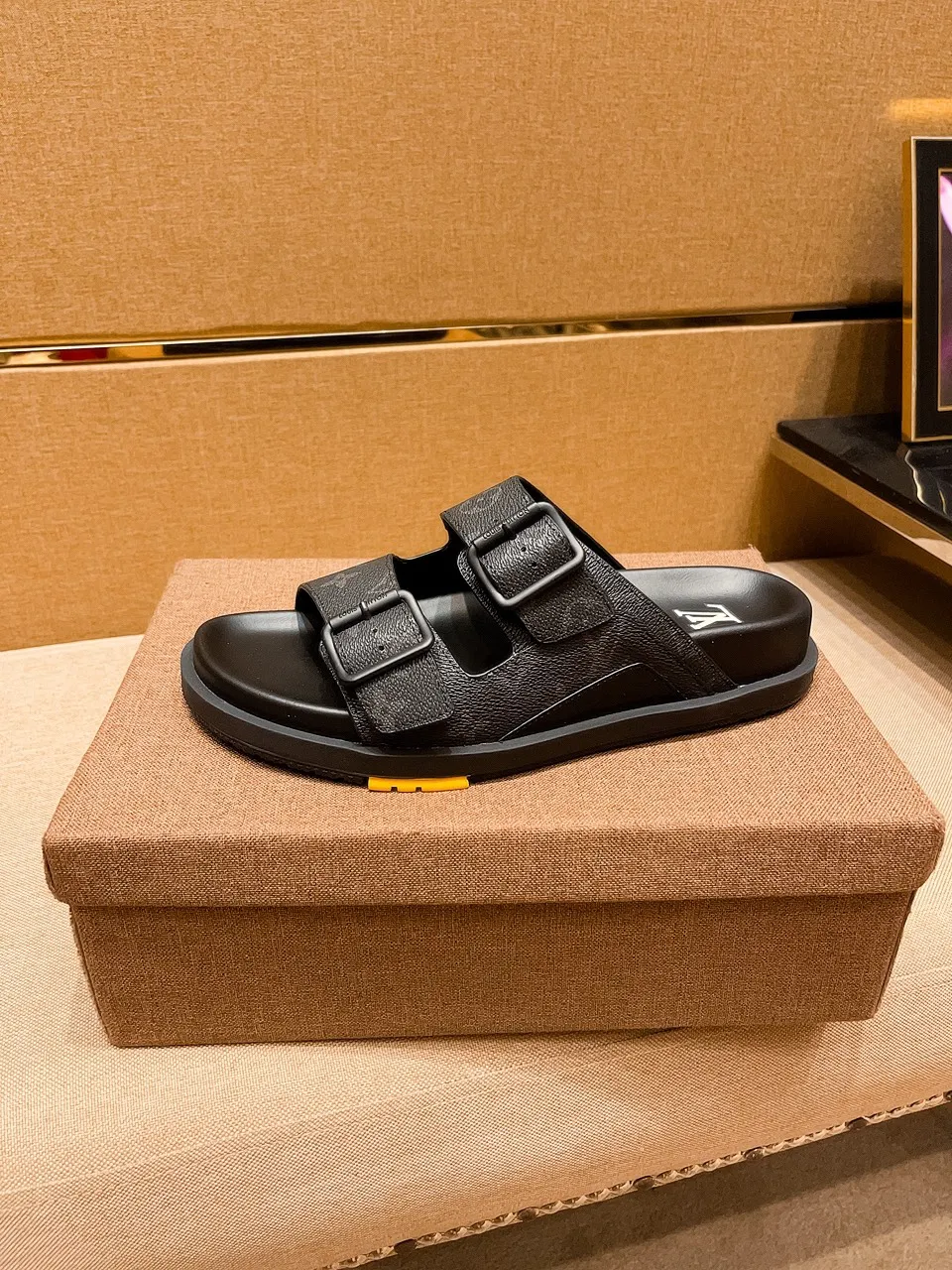 Men's shoes 💰 380 💰 New model on the market 🔥 [LV 🔥 Slippers] High-end 1:1 mold customization of first-layer cowhide, original upgraded version of the outsole, lighter and non-slip. The market's top quality, fashionable and trendy, versatile and popular, simple yet tasteful, a must-have for fashionistas, exuding a fashionable and casual atmosphere, fashion is at your feet, full of confidence, the same style at the counter 👍The season of spring and summer slippers is here, they are super beautiful to wear, 38-44, multiple colors available🔥